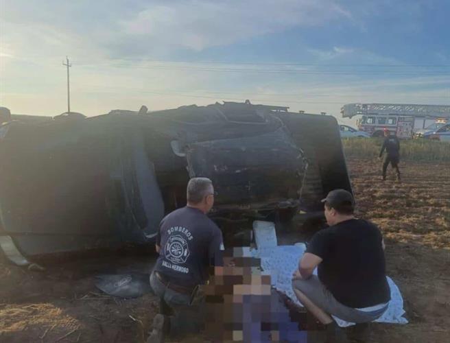 Abuelita muere en volcadura en carretera Federal 101