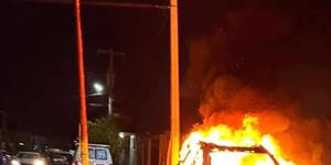 Arde camioneta por cortocircuito