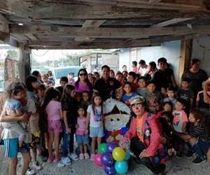 Altruistas llevan juguetes a niños del sector ejidal