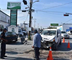 Automovilista ocasiona choque por no hacer alto