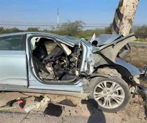 Destruye carro al chocar con poste Destruye carro al chocar con poste