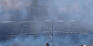 Bomberos combaten incendio de pastizal