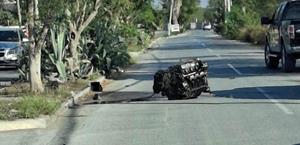 Brutal colisión entre dos autos; participantes abandonan unidades