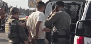 Impacta vehículo contra muro en la autopista 83