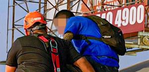 Rescatan a joven en crisis que intentó arrojarse de puente