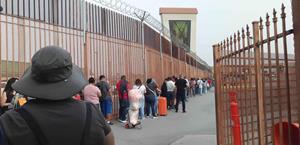 Tardan hasta 3 horas para cruzar a Texas