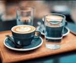 Expertos explican los beneficios de tomar agua antes del café