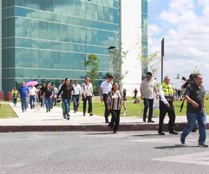 Más de 55 mil burócratas esperan aumento salarial