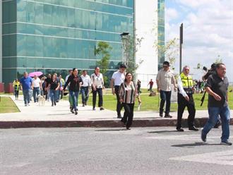 Más de 55 mil burócratas esperan aumento salarial