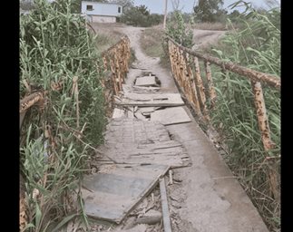 Puente de terror en Misiones, familias cruzan dren con riesgo