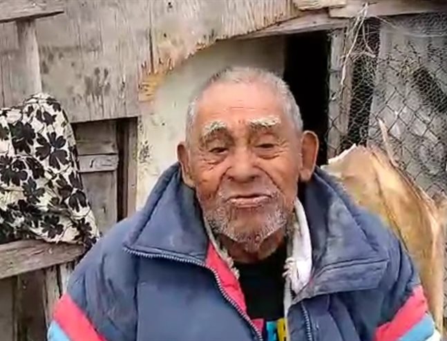 Vive en abandono y miseria a solo 25 metros de zona residencial