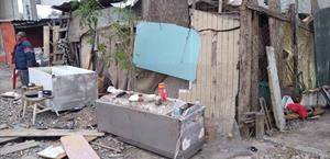 Vivie en abandono y miseria a solo 25 metros de zona residencial