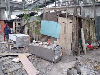 Vive en abandono y miseria a solo 25 metros de zona residencial