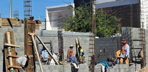 Albañiles inician con el pie derecho