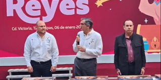 El gobernador Américo Villarreal parte la Rosca de Reyes en Palacio de Gobierno.