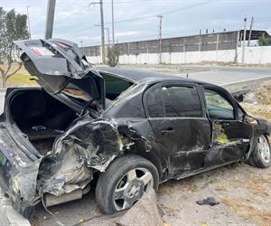 Tractocamión sin frenos causa carambola