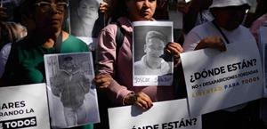 Familias exigen liberación de presos venezolanos tras semanas esperando fuera de cárceles