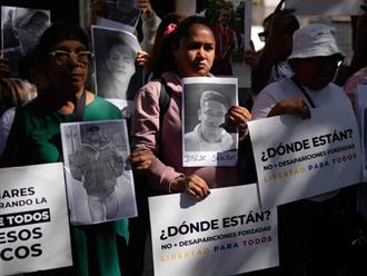 Familias exigen liberación de presos venezolanos tras semanas esperando fuera de cárceles