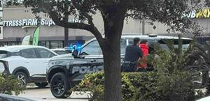 Tiroteo en banco de Mission, rescatan a una persona