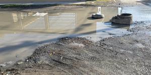 Fuga de aguas negras provoca daños viales y riesgos sanitarios