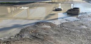 Fuga de aguas negras provoca daños viales y riesgos sanitarios