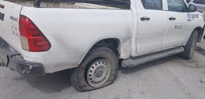 Automovilista provoca choque al invadir carril