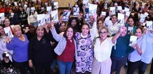 Sostiene encuentro con las Mujeres Tejedoras de la Patria