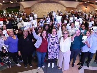 Sostiene encuentro con las Mujeres Tejedoras de la Patria