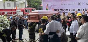 Entre llanto y tristeza  despiden a bomberos fallecidos en incendio