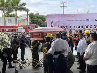 Entre llanto y tristeza  despiden a bomberos fallecidos en incendio