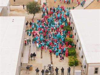 Familias inmigrantes protestan en centro de detención en Texas donde están un niño de 5 años y su padre