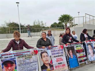 Escucha Claudia Sheinbaum a colectivos de desaparecidos