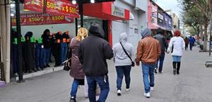 Familias desafían el frío y salen hasta de compras