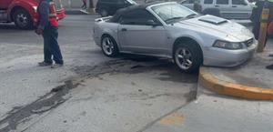 Conductor evita choque y se impacta contra tubos