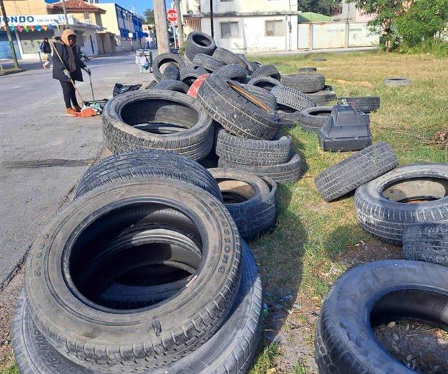 Denuncian un ‘cementerio’  de llantas en pleno centro