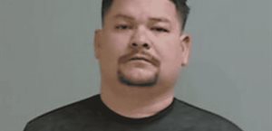 Arrestan a padre tras niño de 3 años herido por arma cargada