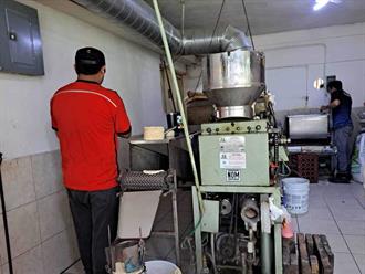 Sube precio de la tortilla; protestan obreros