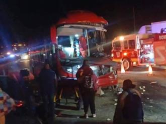 Trailer choca a camión con pacientes del IMSS