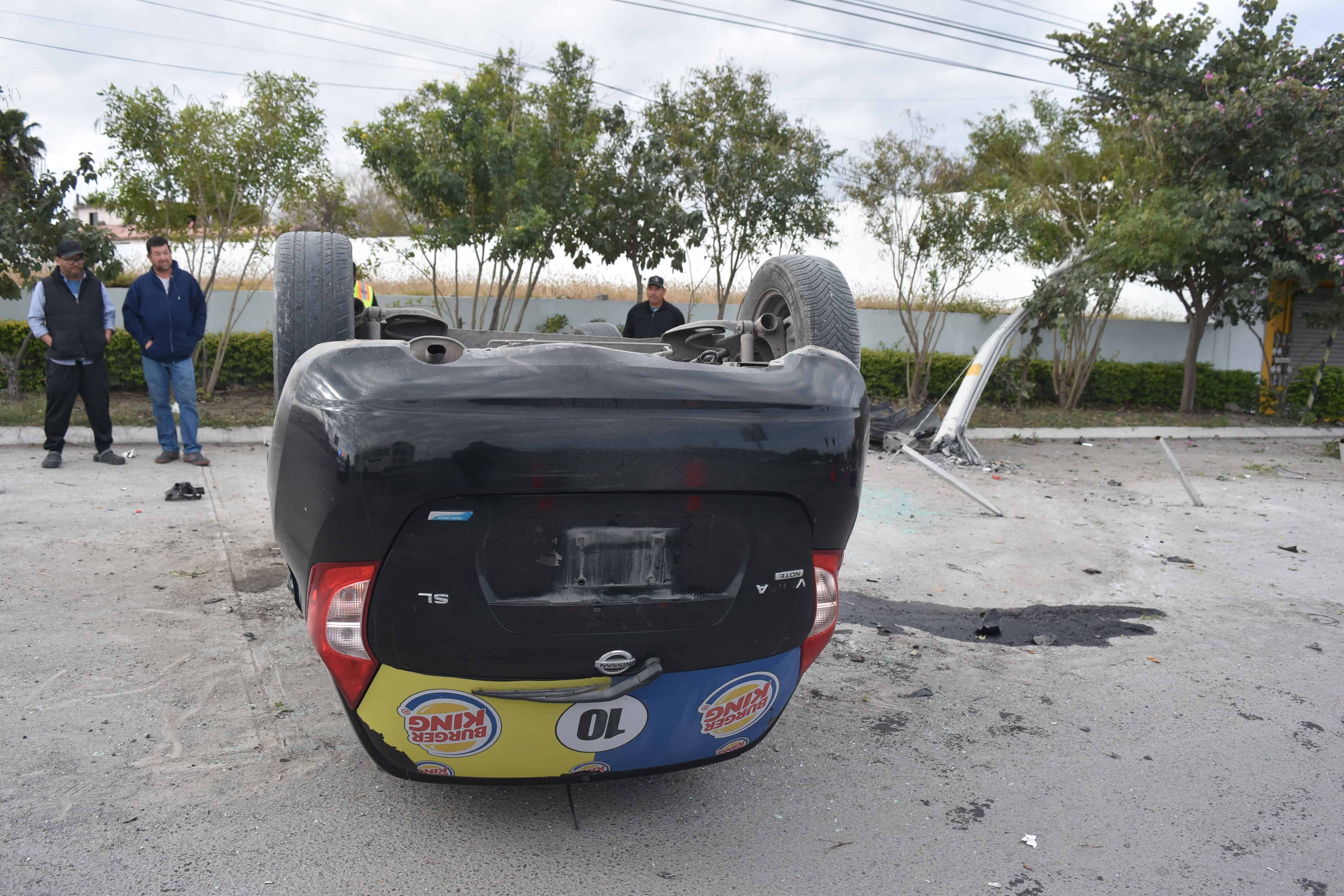 Dos heridos por choque y volcadura de un taxi