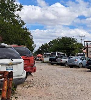 Hacen estacionamiento en derecho de vía de Pemex