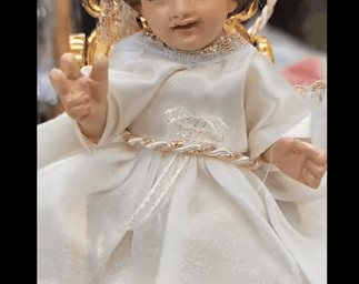 Ventas del ropón del Niño Dios caen; artesanos adaptan oferta a santos populares