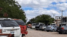 Hacen estacionamiento en derecho de vía de Pemex">