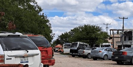 Hacen estacionamiento en derecho de vía de Pemex