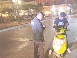 Multarán a los padres por menores en moto