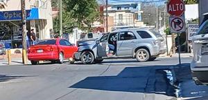 Conductora de camioneta impacta auto; se atravesó