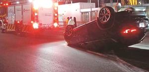 Mujer se salva de milagro tras chocar y volcar