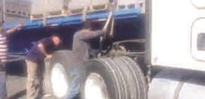 Piden precaución por percance de tracto-camión de carga pesada