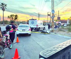Motociclista fallece al chocar contra tubos de alumbrado