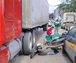 Tráiler invade carril y provoca un choque múltiple con motociclista