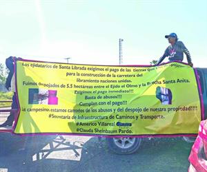 Bloquean campesinos la vía Rumbo Nuevo